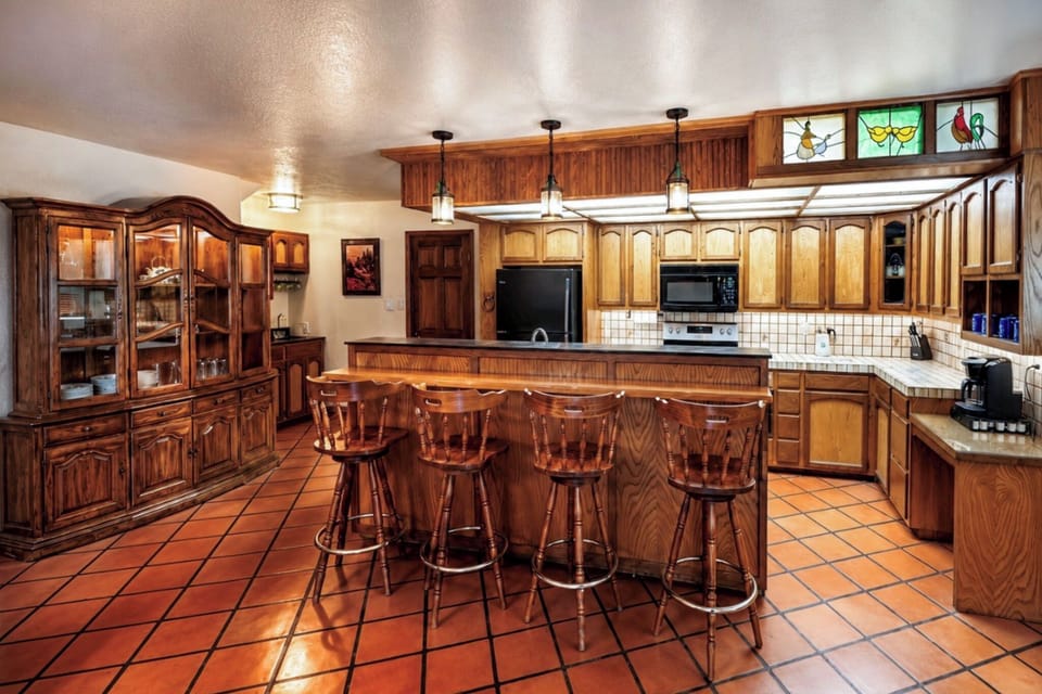 House (5 Bedrooms) | Interior