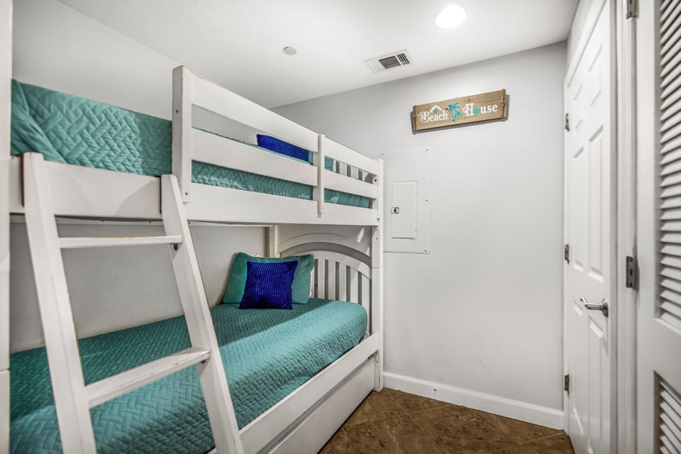 Twin Bunkbed in the Hallway Nook