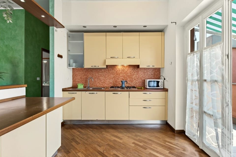 Large kitchen equipped with Moka, microwave and coffee machine