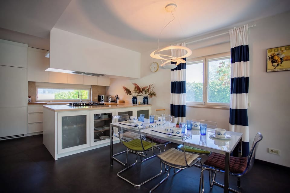 Luxury House, 4 Bedrooms, 2 Bathrooms (Villa Lara With Pool Walk To Sea) | Private kitchen