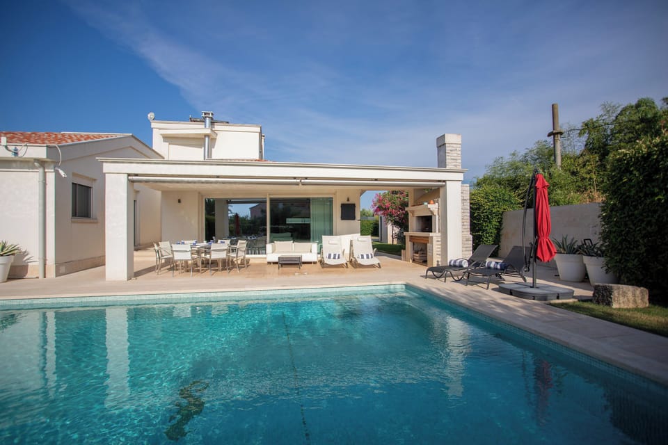 Luxury House, 4 Bedrooms, 2 Bathrooms (Villa Lara With Pool Walk To Sea) | Pool | Seasonal outdoor pool