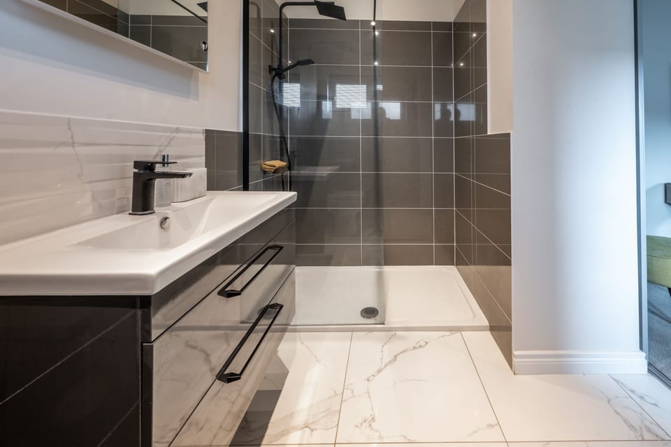 Ground floor: En-suite to the master bedroom