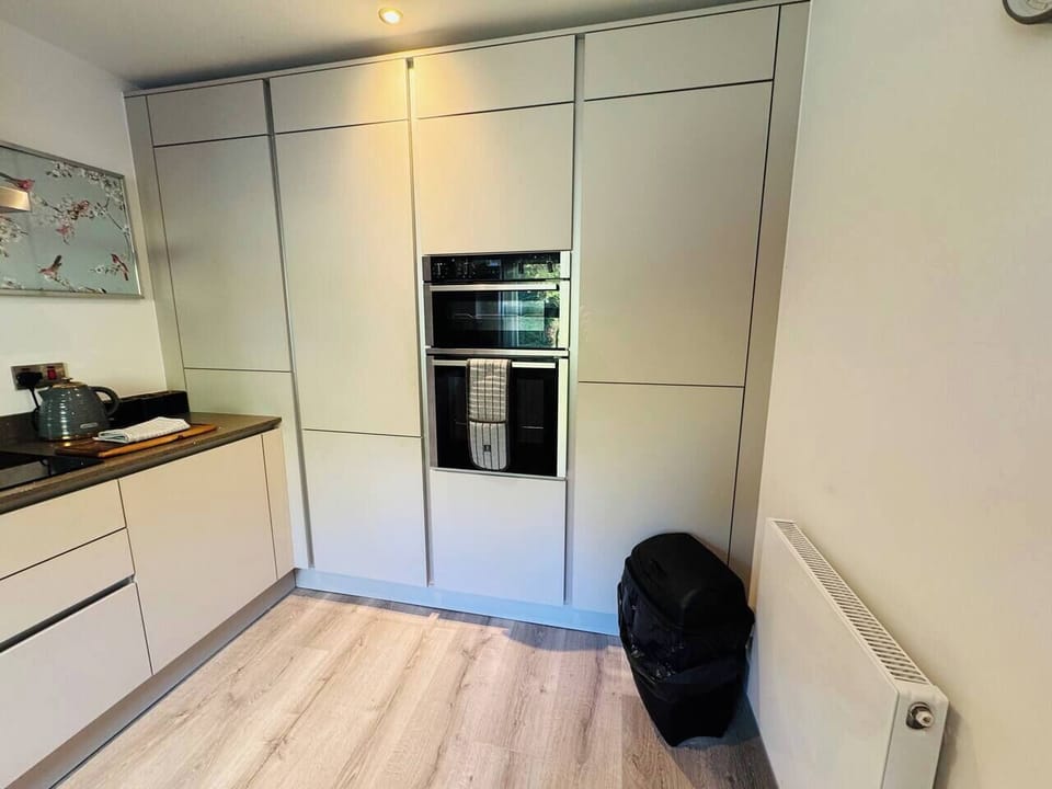 Integrated fridge, freezer, dishwasher plus all the cooking basics supplied. 
