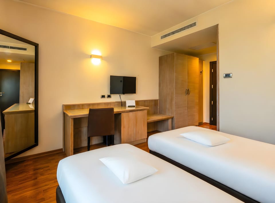 Classic Room, 2 Twin Beds | Minibar, in-room safe, desk, blackout drapes