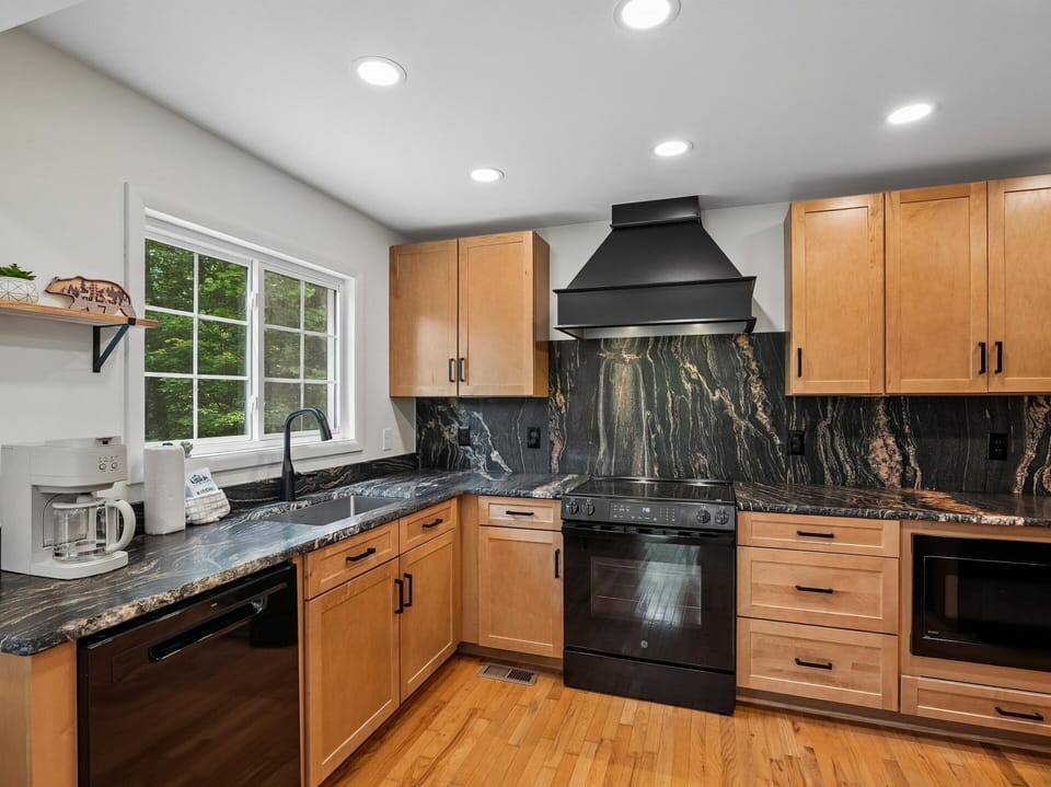 Spacious Full Kitchen