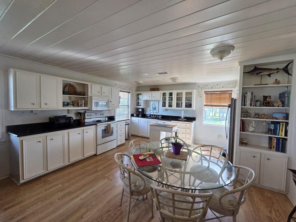Kitchen & Dining Area