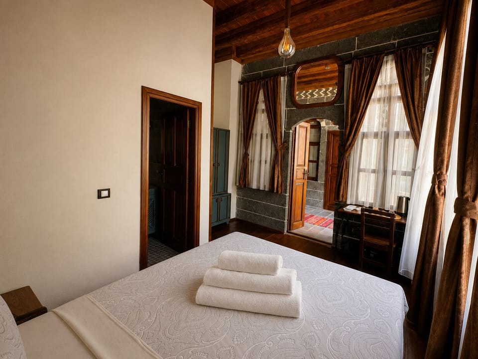 Classic Room | Desk, laptop workspace, WiFi (free)