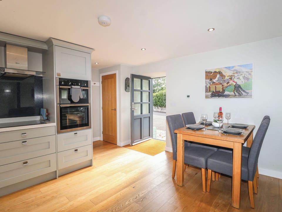 Cottage | Dining