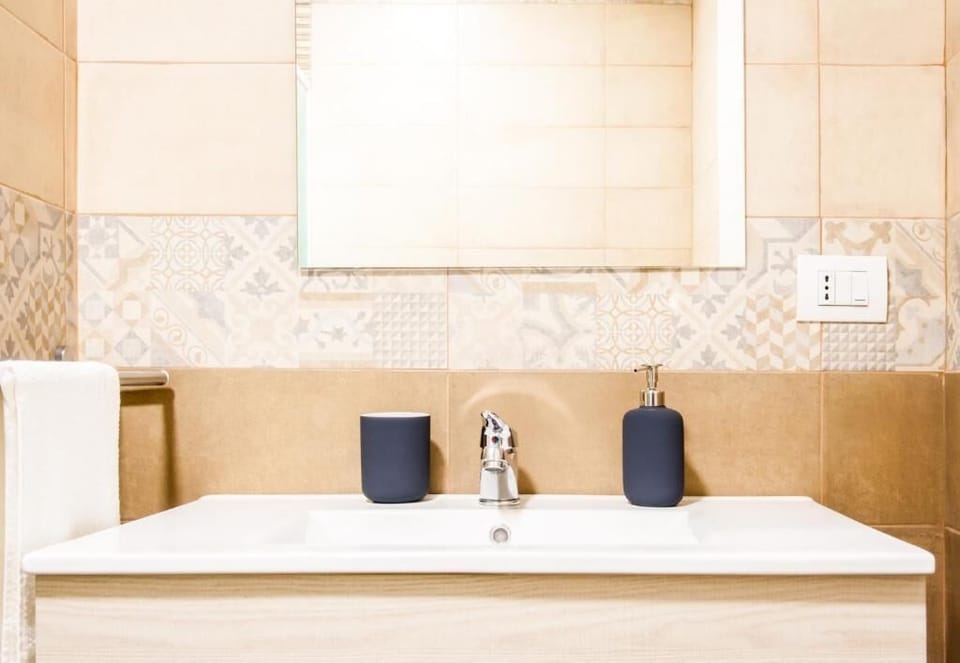 Standard Double Room, Ensuite | Bathroom | Shower, rainfall showerhead, hair dryer, bidet