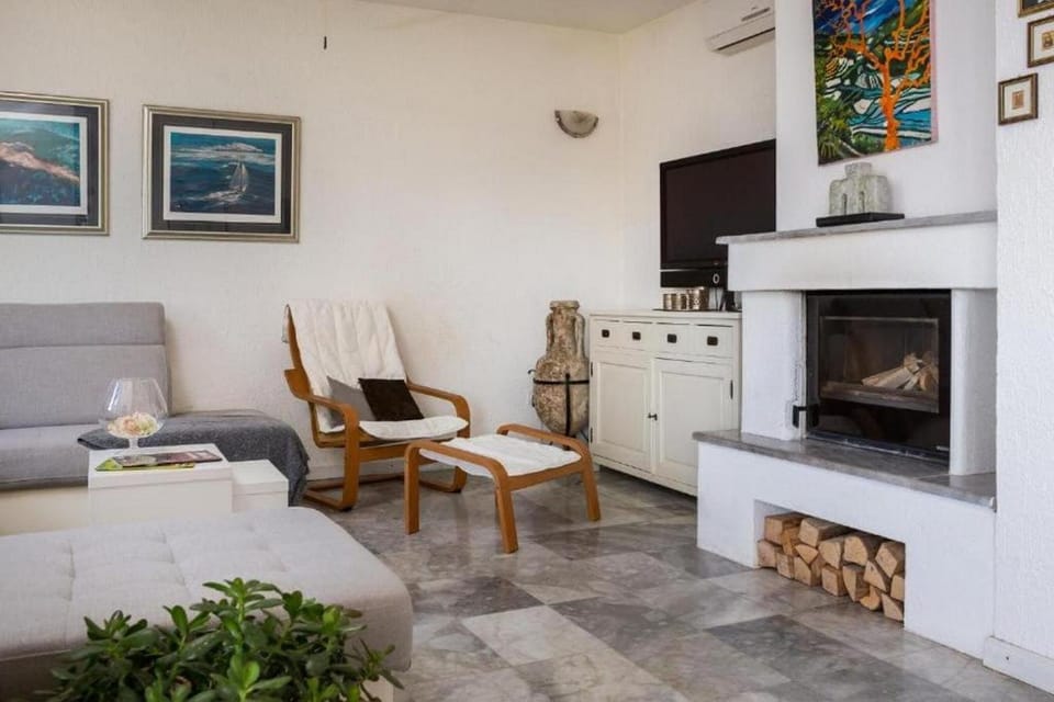 Villa | Living room | Fireplace