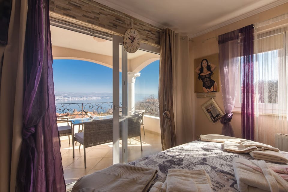 Apartment (A1) | In-room safe, iron/ironing board, cribs (free), WiFi (free)