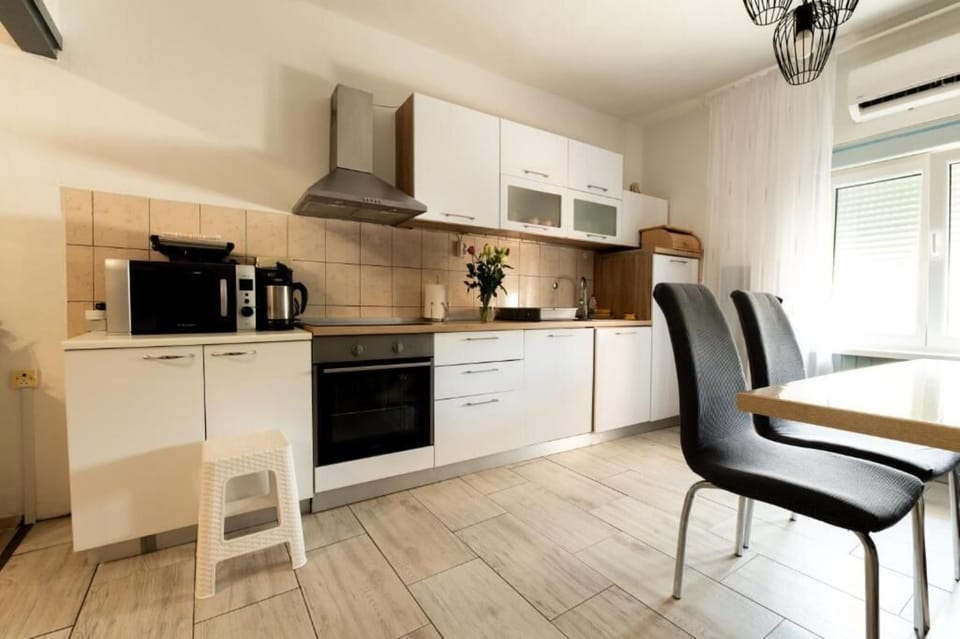 House | Private kitchen | Espresso maker, coffee/tea maker, dishwasher, electric kettle