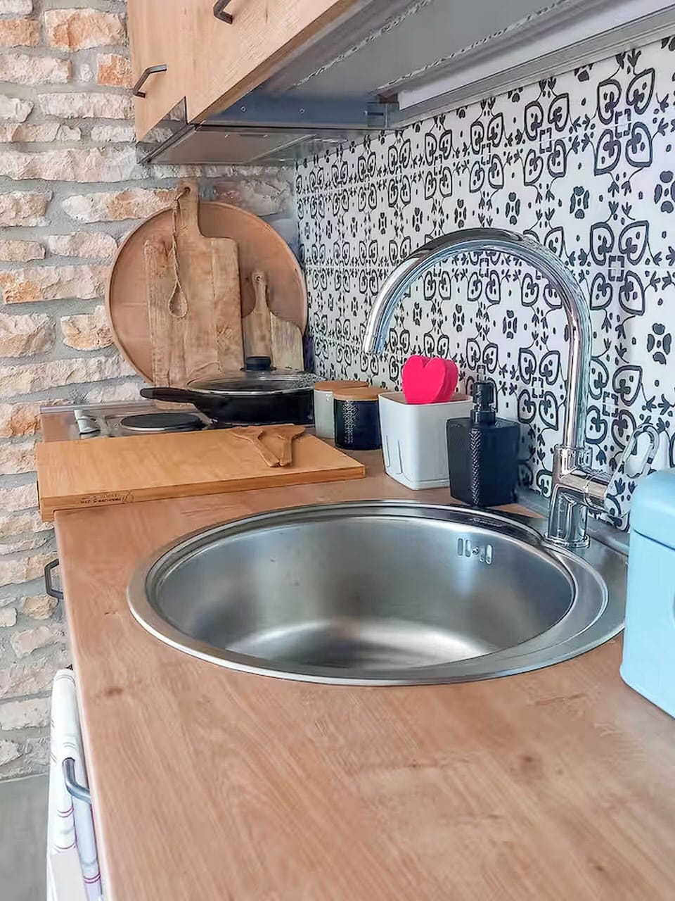 Apartment (A1) | Private kitchen | Fridge, stovetop, cookware/dishes/utensils, freezer