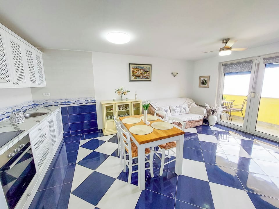 Apartment (A1) | Living room | Smart TV