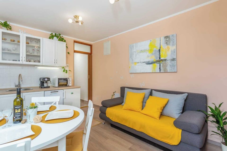 Apartment (A1) | Living room | Smart TV