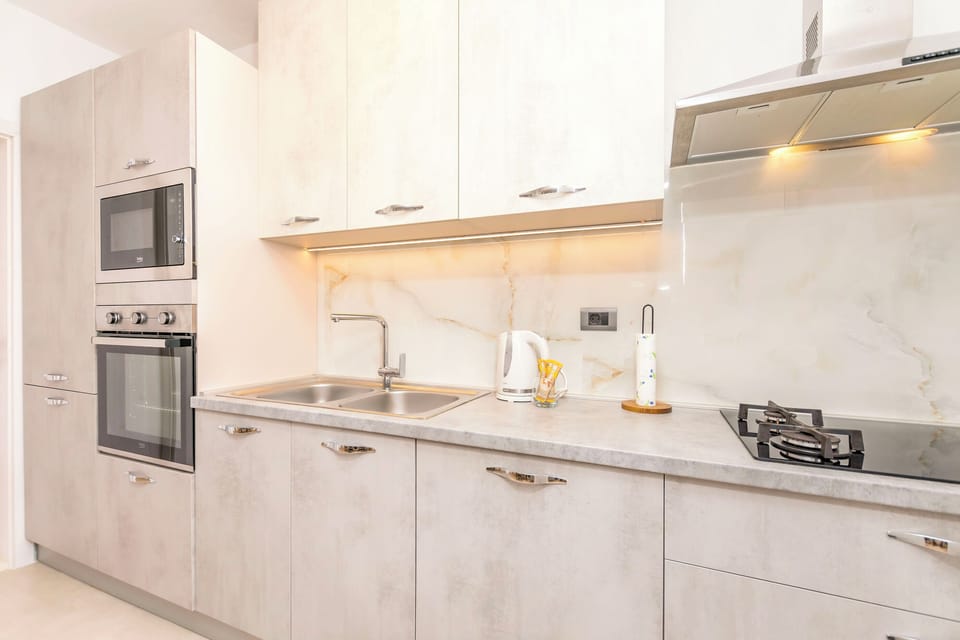 Apartment (A1) | Private kitchen | Fridge, microwave, oven, stovetop