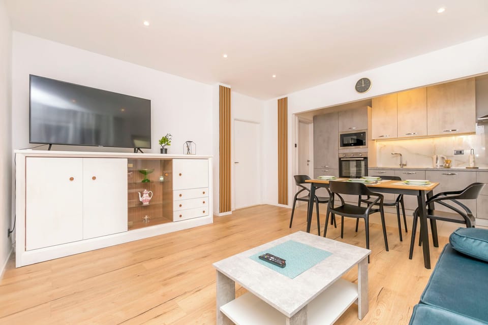 Apartment (A1) | Living room | Smart TV