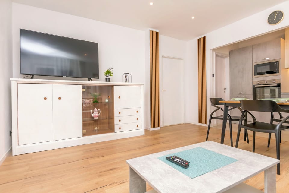 Apartment (A1) | Living room | Smart TV