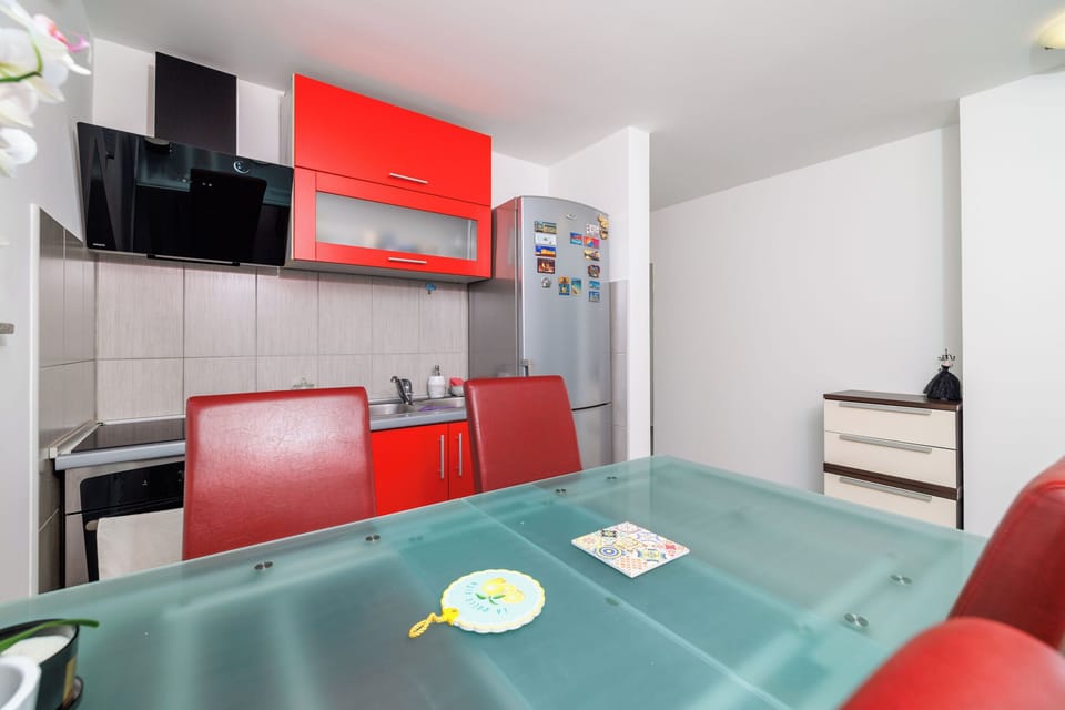 Apartment (A1) | Private kitchen | Fridge, microwave, oven, stovetop