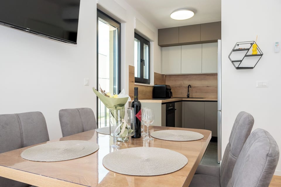 Apartment (A1) | Dining