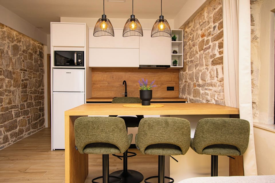 Apartment (A1) | Private kitchen | Fridge, microwave, stovetop, cookware/dishes/utensils
