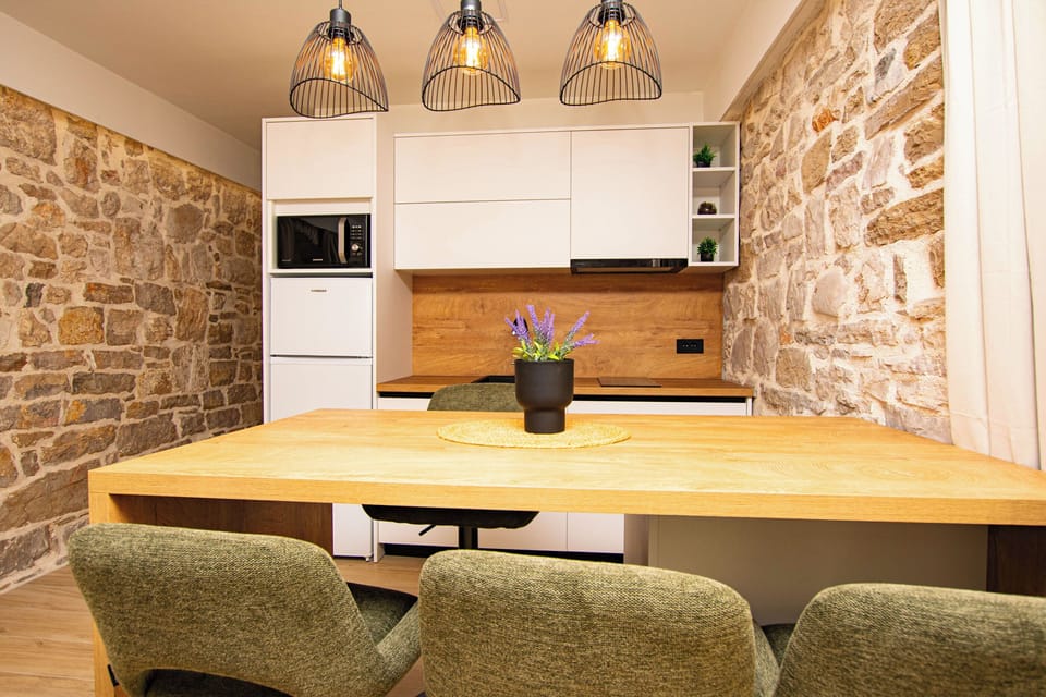 Apartment (A1) | Private kitchen | Fridge, microwave, stovetop, cookware/dishes/utensils