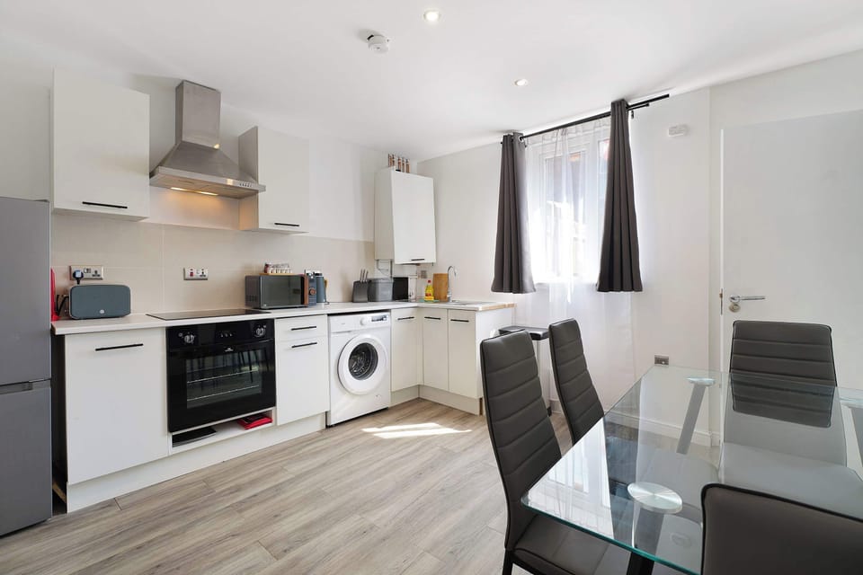 Prepare your favourite dishes in the fully equipped kitchen, which comes complete with an oven, hob, microwave, fridge/freezer, washing machine, and all the essential cookware. Ideal for both weekend breaks and extended stays.