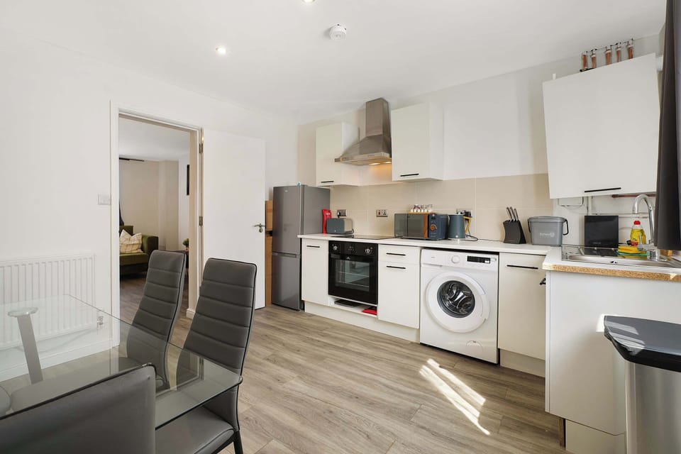 The kitchen provides everything required for a convenient self-catering stay, including an oven, hob, microwave, fridge/freezer, washing machine, and essential cookware. A practical space for preparing meals whenever you choose.