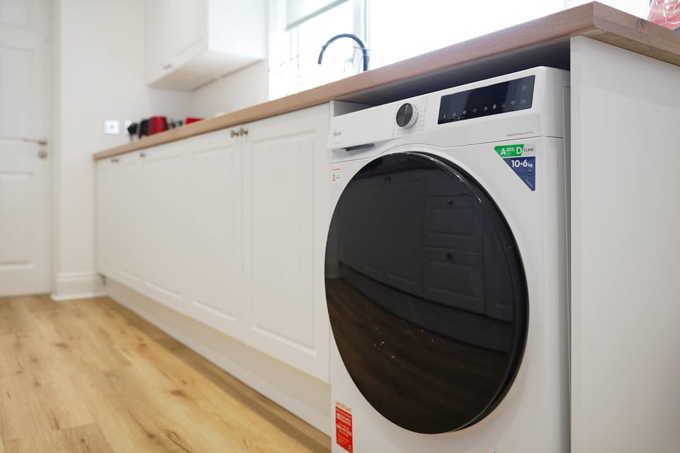 Designed for convenience, the kitchen offers an oven, hob, microwave, fridge/freezer, washing machine, and all the essential cookware. Whether you're staying for a weekend or longer, it's ready for all your cooking needs.