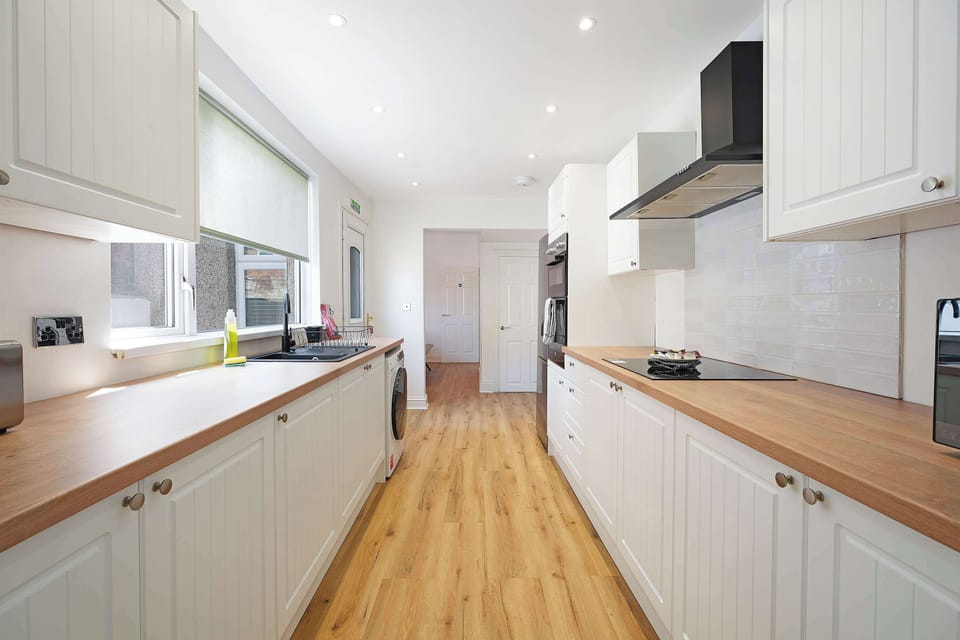 Enjoy the convenience of a fully equipped kitchen complete with an oven, hob, microwave, fridge/freezer, washing machine, and cookware. Ideal for preparing fresh meals, storing groceries, and dining at your own pace.