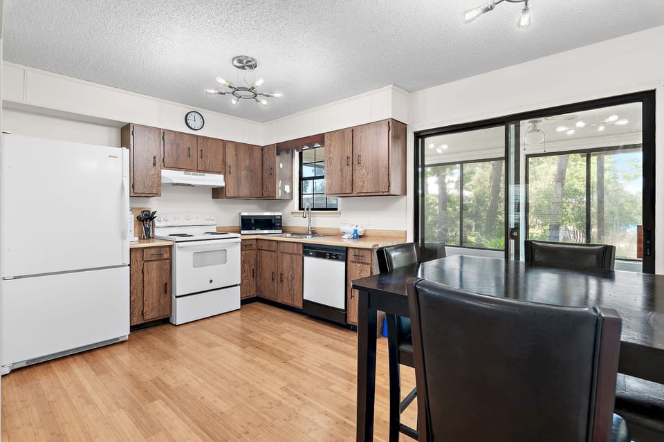 Fully Equipped Kitchen with Dining Table