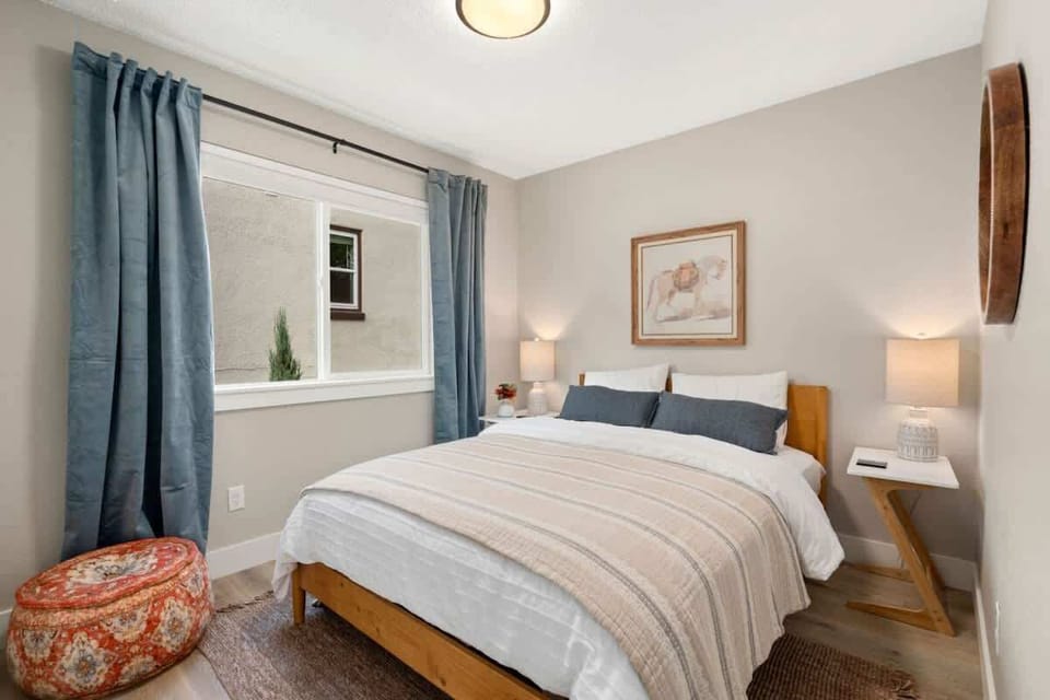 Bedroom 1 - Queen bed