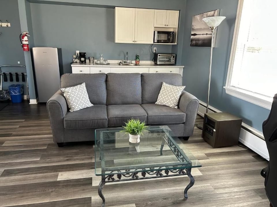 Suite, 1 King Bed | Living area