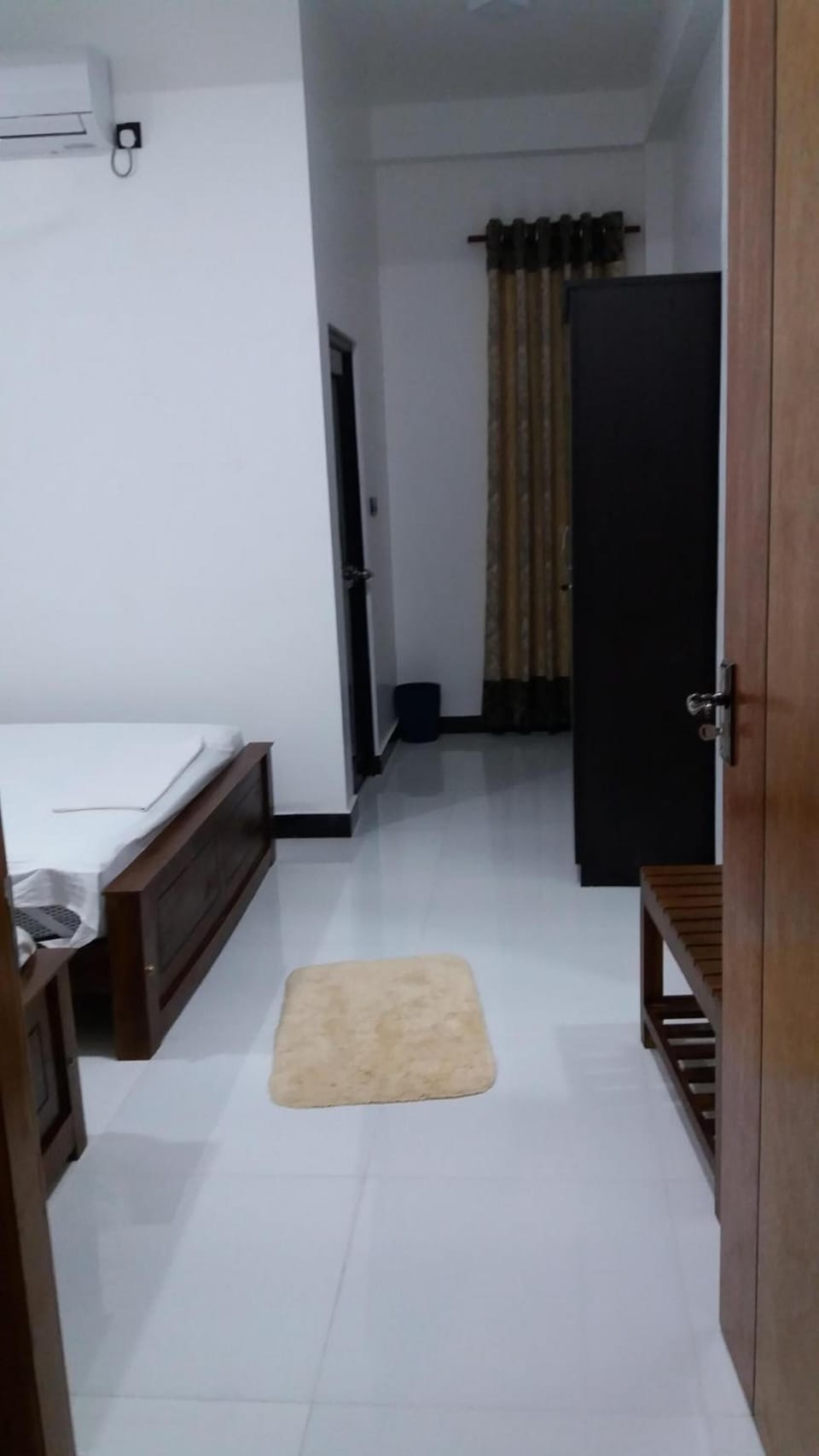 1 bedroom, desk, soundproofing, rollaway beds