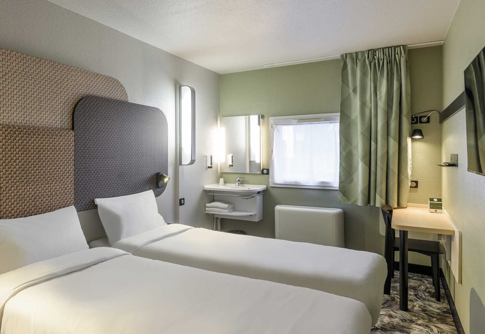 Twin Room, Non Smoking | Desk, free WiFi, bed sheets