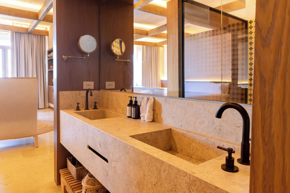 Balconario Presidential Suite | Bathroom | Shower, rainfall showerhead, free toiletries, hair dryer