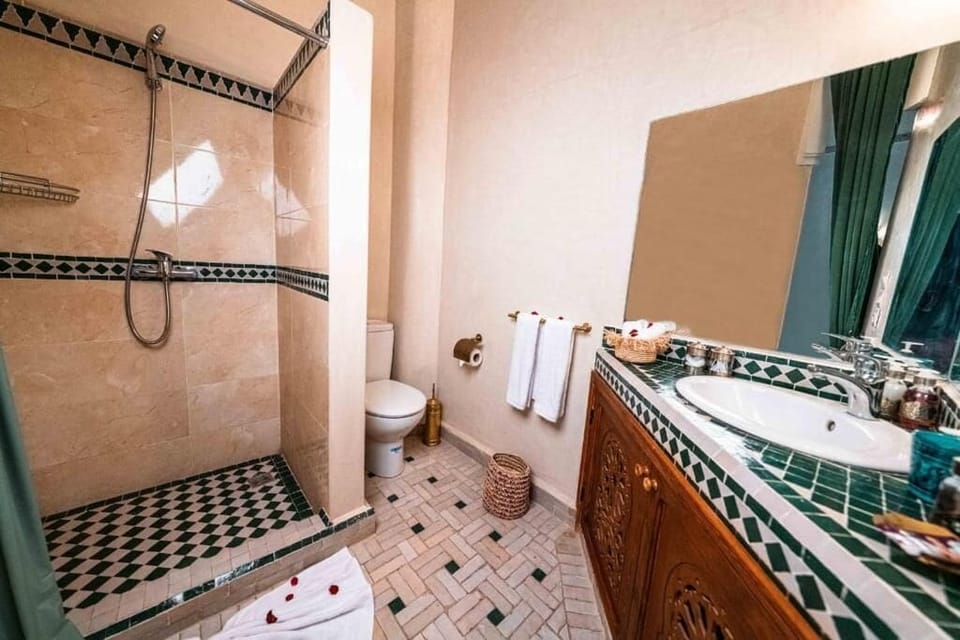 Superior Double Room | Bathroom | Shower, hair dryer, towels, soap