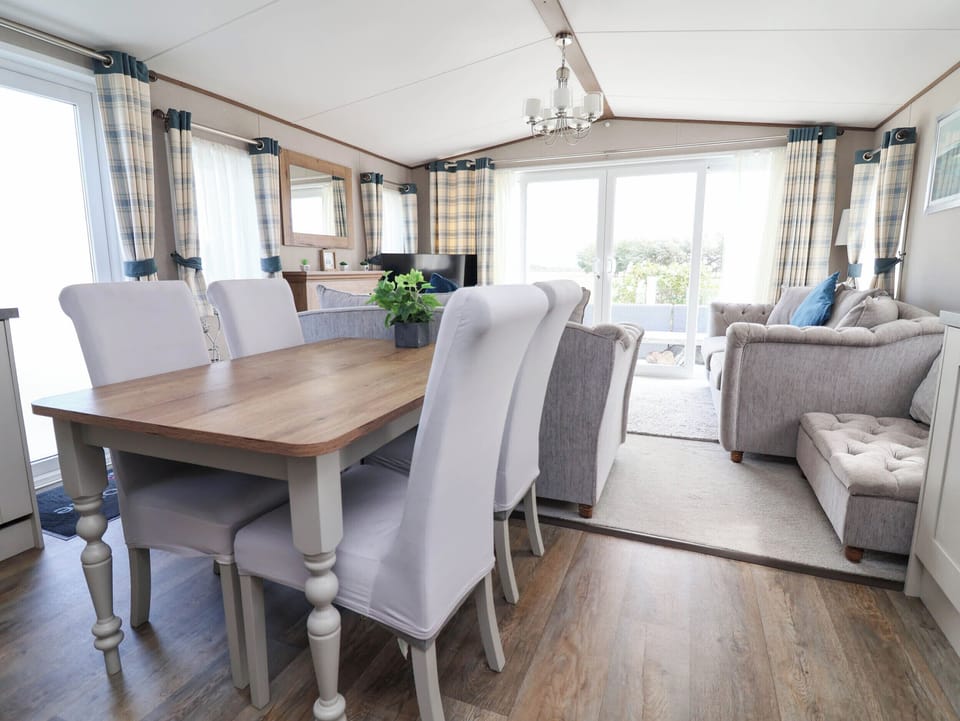 Cottage | Dining