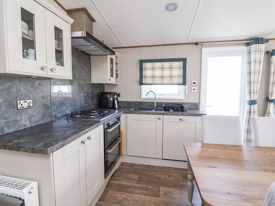 Cottage | Private kitchen | Dishwasher, cookware/dishes/utensils