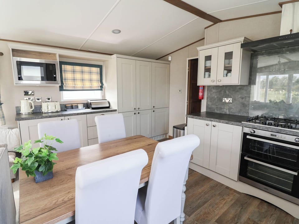 Cottage | Private kitchen | Dishwasher, cookware/dishes/utensils