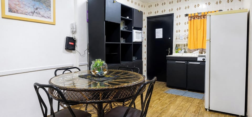 Premium Apartment | Private kitchen | Cookware/dishes/utensils, dining table