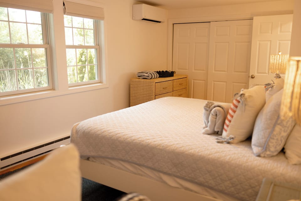 King Bed + Twin Day Bed - Upstairs ; Mini split; closet 