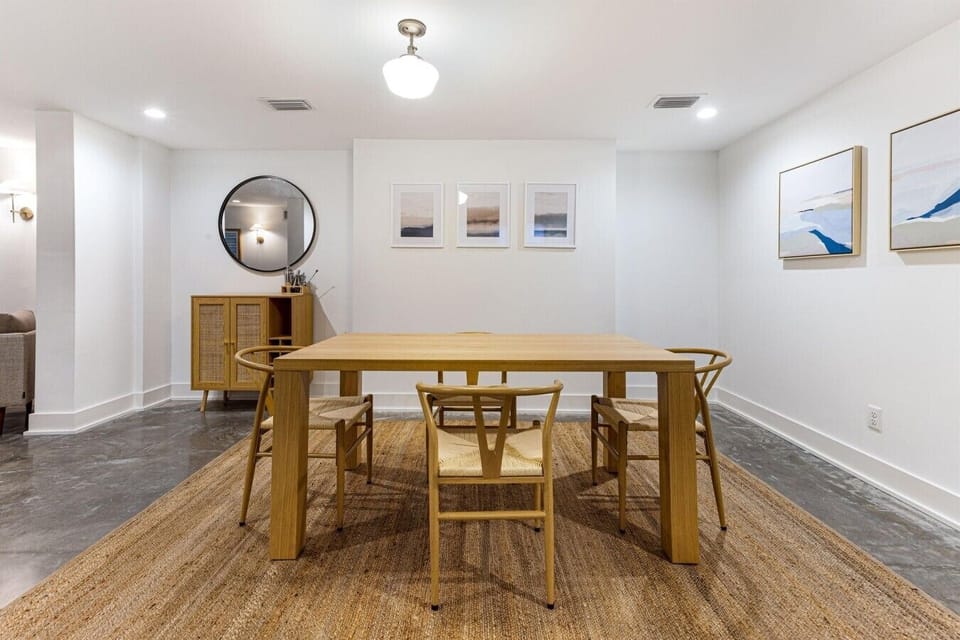Dining Area with Seating for 4