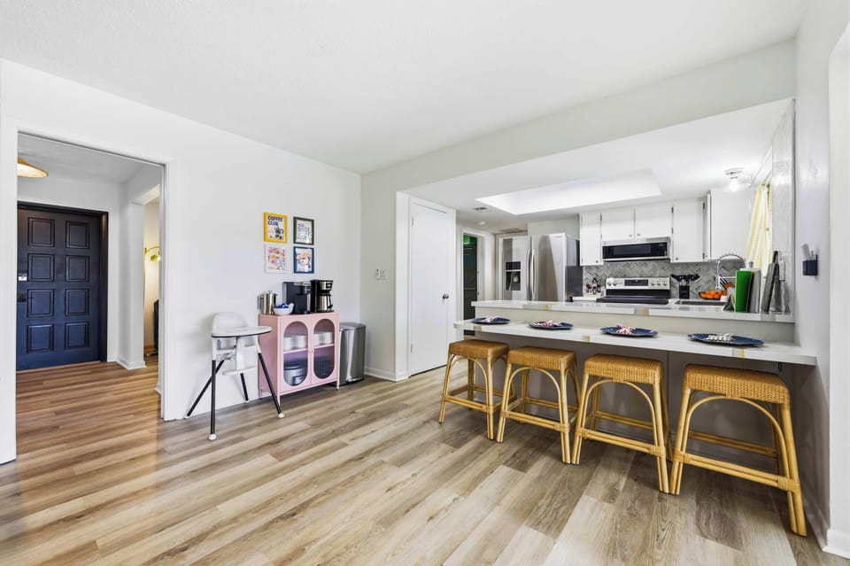 Coffee bar, high chair, breakfast bar — this kitchen has you covered.