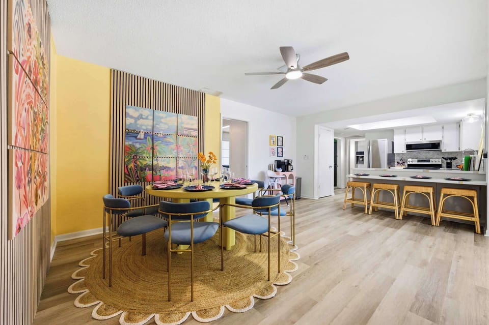 Cook, eat, and catch up — all in one open, sunny space.