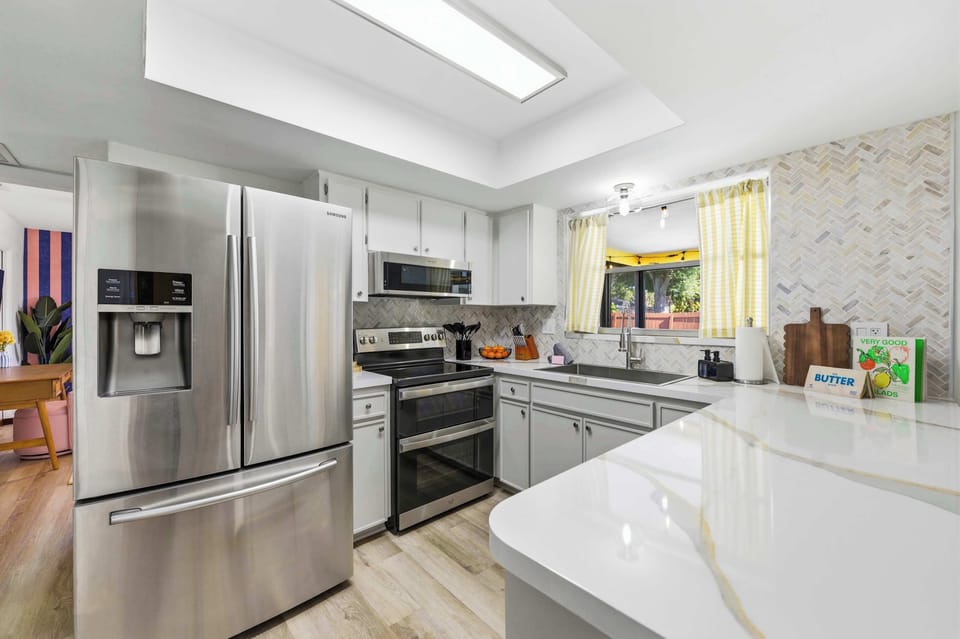 Chef’s Dream Kitchen – Fully stocked with high-end appliances and plenty of cabinetry, making cooking a breeze.

