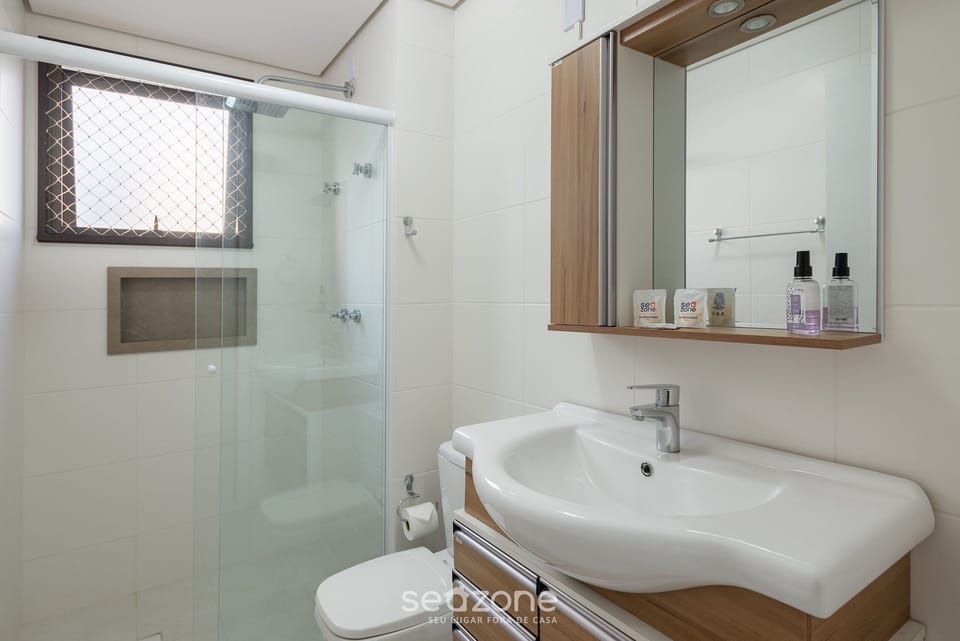 Basic Apartment | Bathroom | Shower