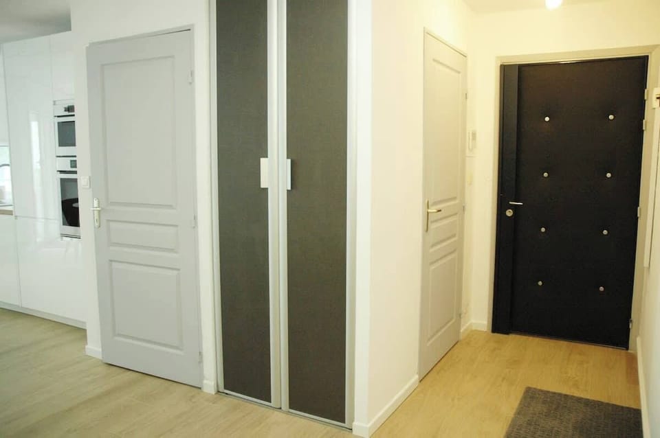 Entrée, toilettes, rangements. 