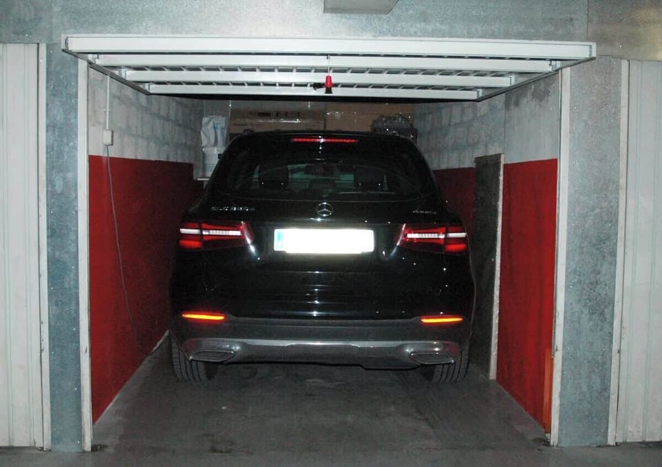 Garage. dimensions maximum rétroviseurs rabattus pour que la voiture entre dans le garage sont:
longueur: 4,65 - largeur: 1,85 - hauteur: 1,80