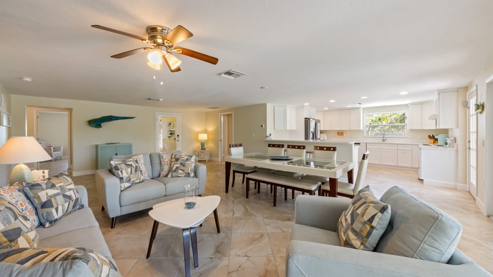 open floor plan with hugh open kitchen 